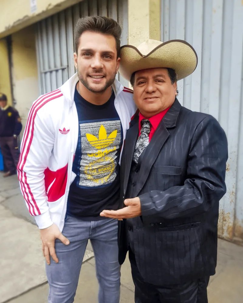 El Maestro Huachano con artista